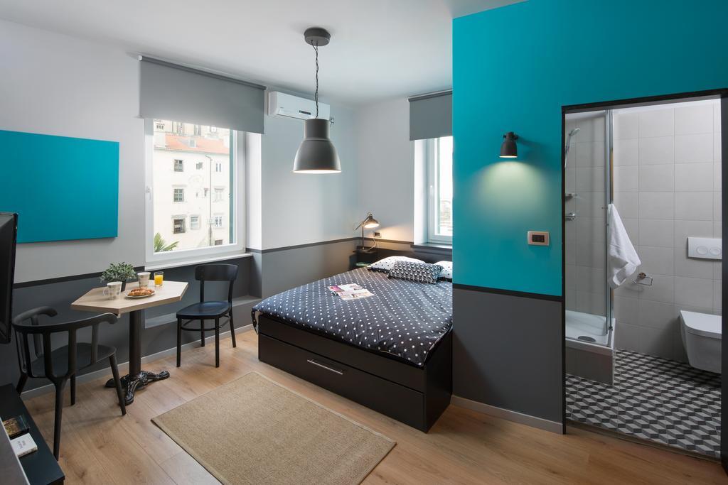 River Apartment *